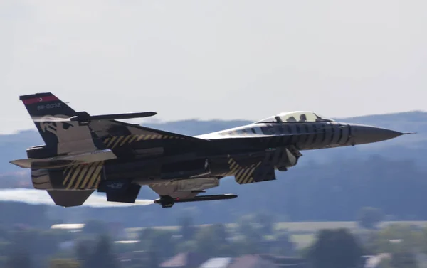 Airshow F-16 tam hız