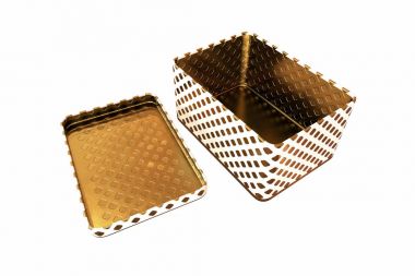 Boş metal kutu kapak ile beyaz arka plan üzerinde 3d render izole