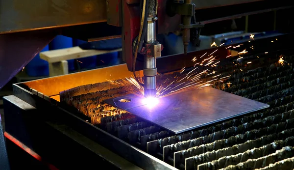 Industrielles CNC-Plasmaschneiden von Metallplatten. Funken fliegen. Schließen — Stockfoto