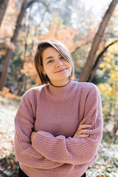 秋の森の中で笑っている若い女性. — ストック写真