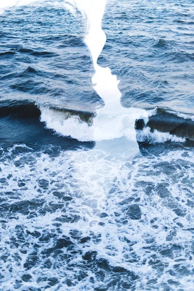 Dubbel exponering med ett par mot bakgrund av ett rasande hav — Stockfoto