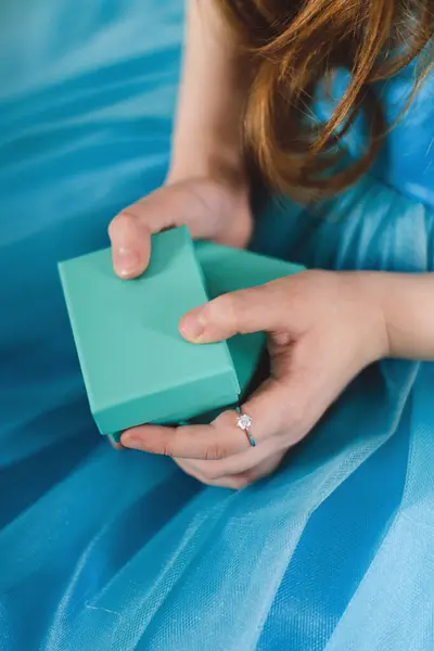 Chica sosteniendo una caja con un regalo para el Año Nuevo — Foto de Stock