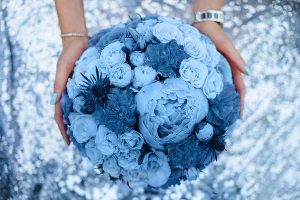 Mãos com flores na caixa de chapéu cravos peônias. Cor do ano 2020 . — Fotografia de Stock