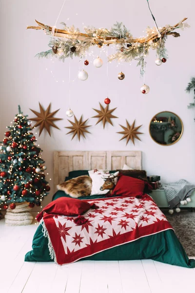 Schönes Schlafzimmer im skandinavischen Stil in klassischen rot-grünen Farben — Stockfoto