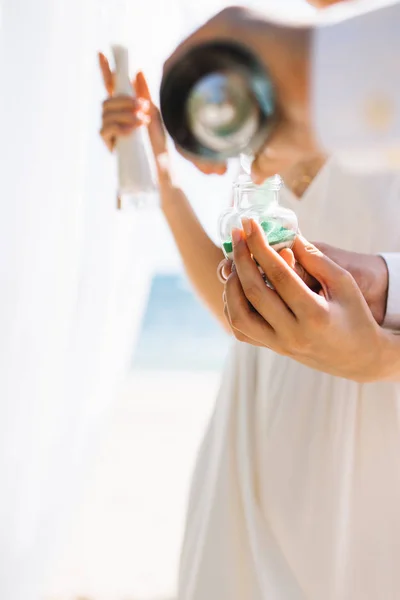 Ceremonia de arena En la playa de Tailandia el día de la boda — Foto de Stock