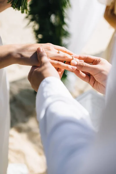 Hands with couple rings on their wedding day on an island — 图库照片