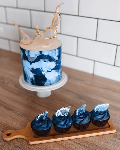 Kleur van het jaar 2020. blauwe cupcakes met taart met transparante karamel in de vorm van decoratie — Stockfoto
