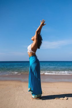 Urdhva hastasana sahilde sabahın erken saatlerinde deniz kenarında