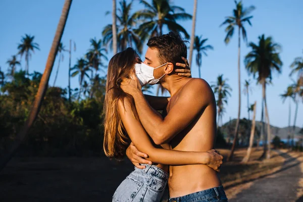 Concepto de indefensión. Pareja semidesnuda besos en el fondo de palmeras — Foto de Stock