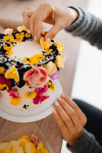 Dívka pekař zdobí dort s jedlými barvami ve své kuchyni — Stock fotografie