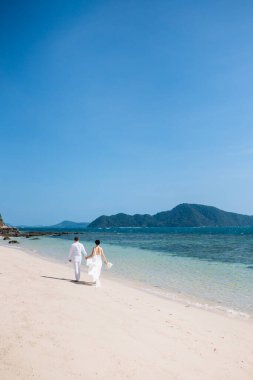 Bir çift evlendikleri gün Asya 'da deniz kenarında bir adada.