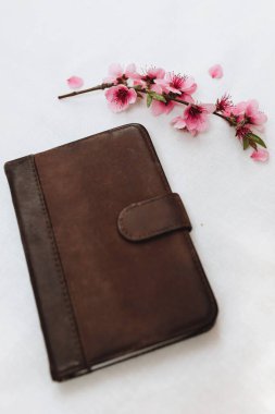 Deri kapaklı bir e-kitap bir yatağın üzerinde yatıyor.