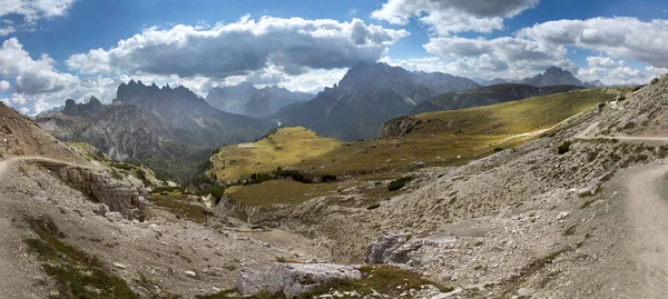 Dolomites dağlardan Tre Cime di Lavaredo, İtalya.     