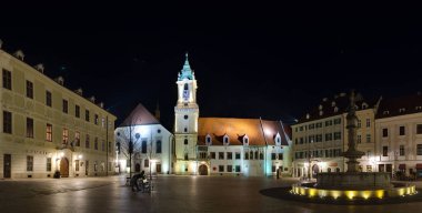 Main Square (Hlavne namestie) ve eski Belediye Binası gece, Bratislava, Slovakya