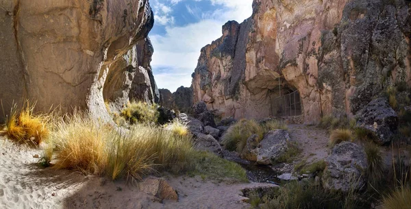 Bir geçit rupestrian sanat Paleolitik dönemde, Güney Peru ünlüdür Sumbay mağaranın girişini ile