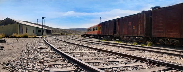 Sumbay tren istasyonunda Arequipa, Güney Peru yakınlarında terk edilmiş tren arabaları