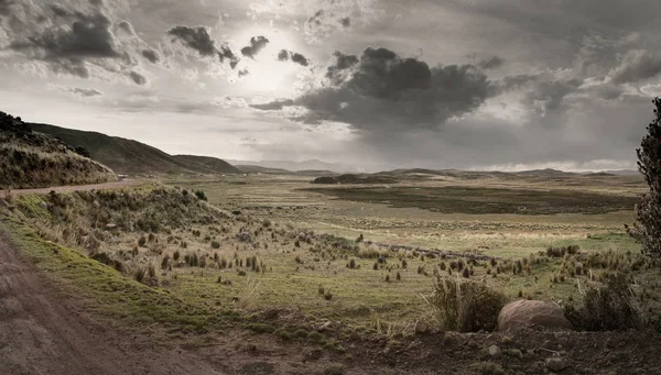 Güney Peru Titicaca gölü yakınındaki tarım peyzaj