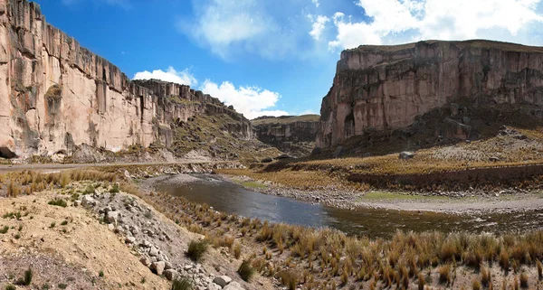Desfiladeiro do rio Macusani, partida de Puno, Peru — Fotografia de Stock