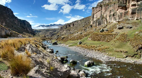 Desfiladeiro do rio Macusani, partida de Puno, Peru — Fotografia de Stock