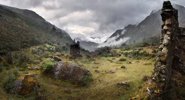 Nevoeiro e chuva nas montanhas peruanas, partida de Cuzco, Peru — Fotografia de Stock