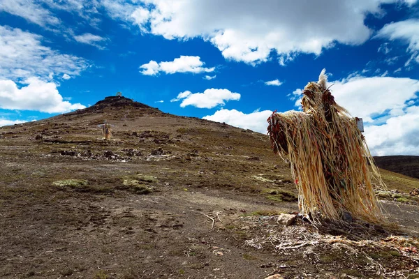 Dekore edilmiş çapraz ve Abra Oquepuo yukarıda hill (4 873 m), yüksek and dağ Amazon, Güney Peru Puno geçmek