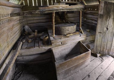 Garnic, Banat, Romanya yakınlarında tahıl öğütmek için kullanılan eski su değirmeninin içi