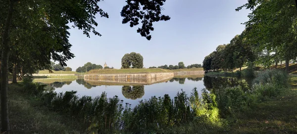 Avrupa 'nın en iyi korunmuş kentlerinden biri olan Naarden' in dış tahkimatı. Hollanda 'da..