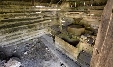 Garnic, Banat, Romanya yakınlarında tahıl öğütmek için kullanılan eski su değirmeninin içi