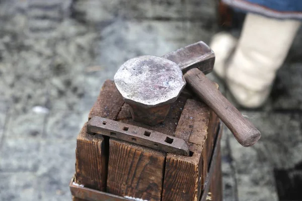 Smithsand 锻造的树桌 木块和铁砧 — 图库照片