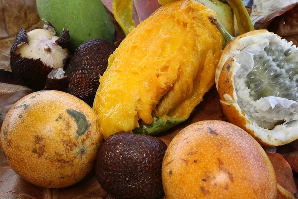 Tropische Früchte Auf Baumblättern Mit Köstlichem Und Sanftem Fruchtfleisch — Stockfoto