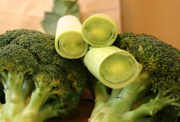 冬天新鲜蔬菜放在绿桌上 菜园青菜花椰菜 葱豆荚 — 图库照片