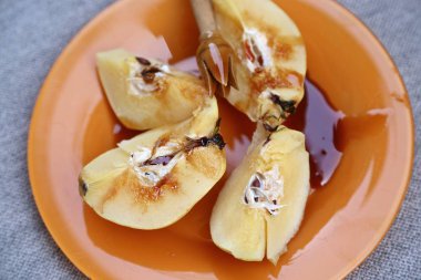 Bıldırcın meyvesi ve karabuğday balından yapılmış çok lezzetli bir kahvaltı.