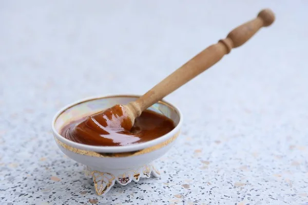 Cuillère Bois Pour Miel Miel Dans Une Prise Sur Table — Photo