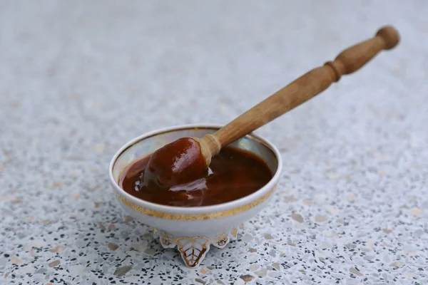 Cuillère Bois Pour Miel Miel Dans Une Prise Sur Table — Photo