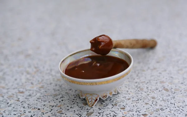 Cuillère Bois Pour Miel Miel Dans Une Prise Sur Table — Photo