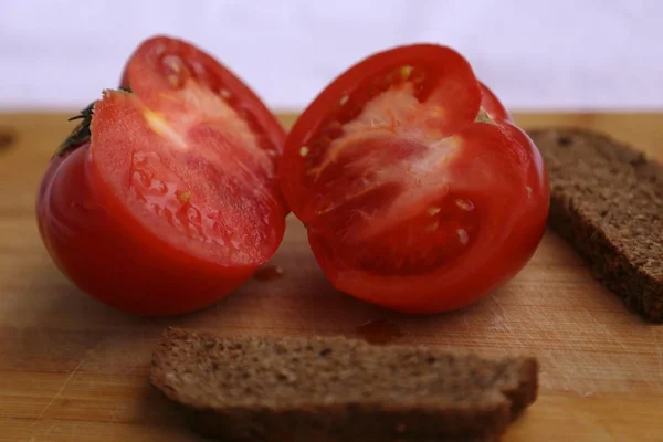 Tomate Grande Antes Comer Pan Negro — Foto de Stock