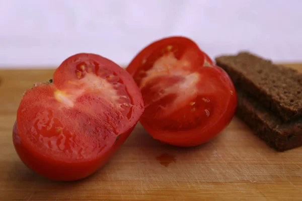 大红番茄切碎当食物 — 图库照片