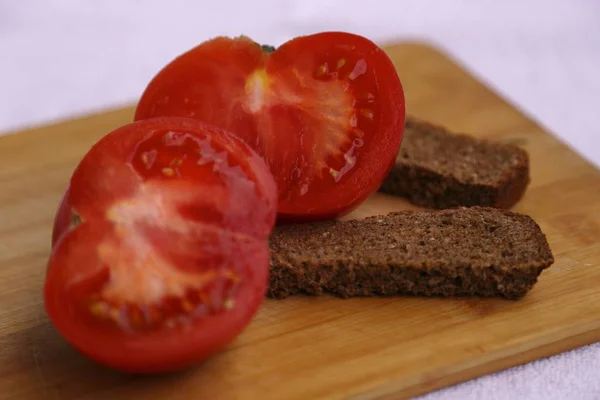 Tomato Wooden Board Two Pieces Black Bread Side View — Stock Photo, Image