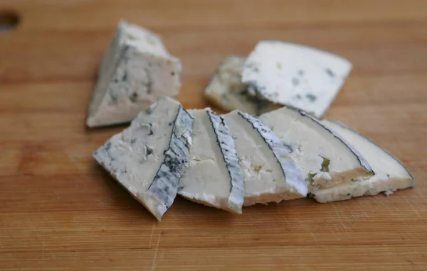 Piezas Queso Con Tallas Verdes Sobre Tabla Madera — Foto de Stock