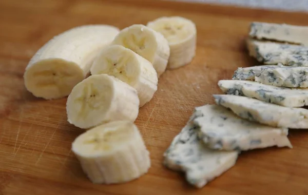 Snijd Kaas Met Schimmel Huidvrije Bananenstukjes Klaar Voor Gebruik — Stockfoto