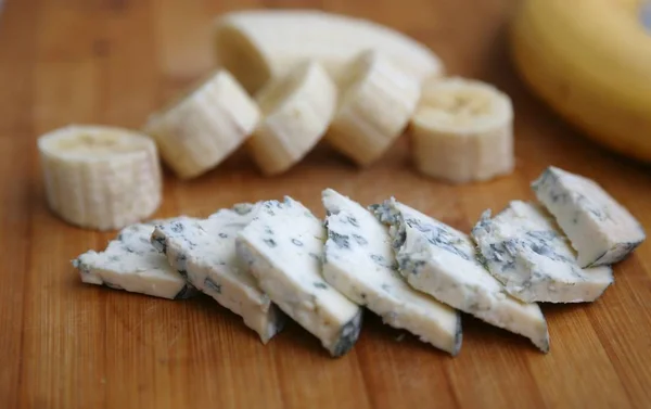 Geschnittener Käse Mit Schimmel Und Hautfreien Bananenstücken Zum Verzehr Und — Stockfoto