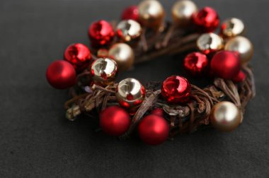 Yeni yılın özelliği - dalların altın ve kırmızı taşaklı çelengi 