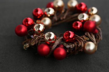 Yeni yıl toplarıyla el yapımı çelenk. Altın ve kırmızı.