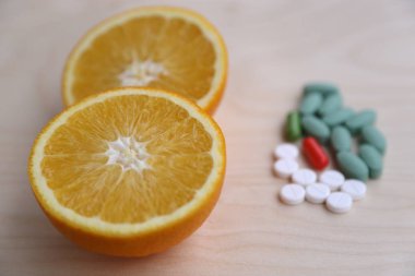 Sağlıklı yaşam tarzı ve konferans arasında seçim, turuncu vitaminle hap arasında seçim yapmak.