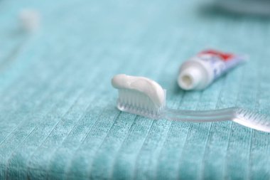 Diş fırçasının üzerindeki beyaz macun dişleri temizlemek için. 