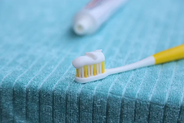 white  paste  on  the  tooth  brush to  clean  the  teeth