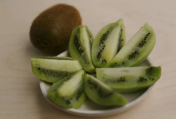 Potongan Buah Kiwi Pada Tampilan Piring Dari Samping — Stok Foto