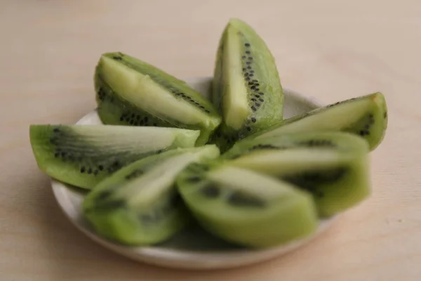 Kiwi Dipotong Potong Hijau Segar Sebelum Makan Piring — Stok Foto