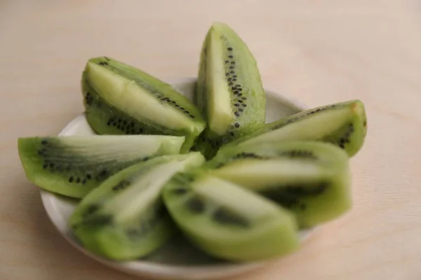 Kiwi Cortado Pedaços Verde Fresco Antes Comer Prato — Fotografia de Stock