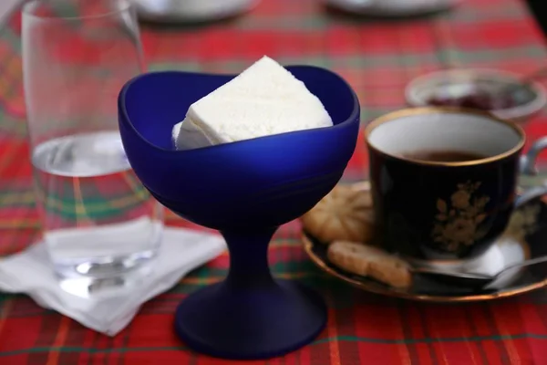 Une Cuillère Café Dans Une Tasse Crème Glacée Bleue Sur — Photo